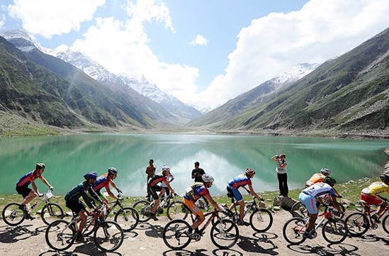 image of cycling-in-the-himalayas, nepal