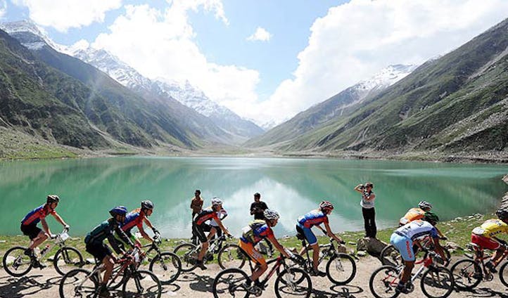 image of cycling-in-the-himalayas, nepal