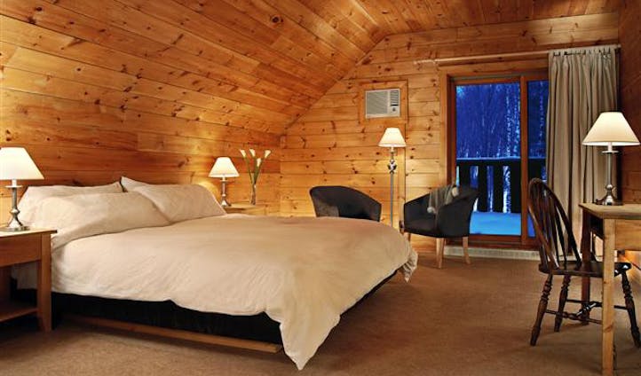 Hotel Sacacomie bedroom | Canada luxury hotel