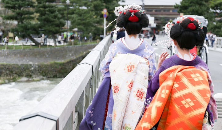 Two geisha walking in Arashiyama