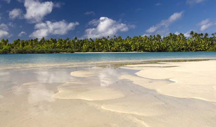 Stay on the beautiful beaches of the Cook Islands