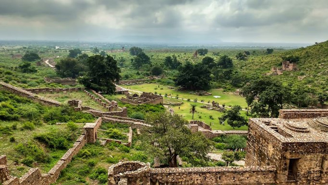 bhangarh fort ruins