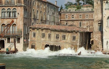 Venice sinking building, Casino Royale