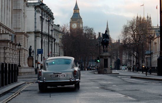 Aston Martin DB5 in London - 007 trips in the press